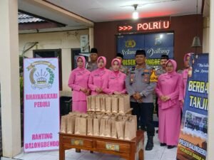 Polsek Balongbendo dan Bhayangkari Bagikan 400 Paket Takjil ke Pengguna Jalan