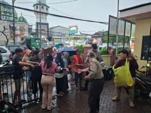 Polsek Gedangan Bagi Takjil Ramadhan, Wujud Kepedulian kepada Masyarakat