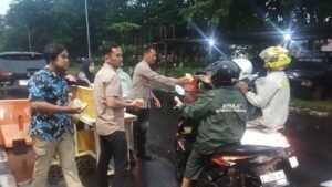 Polsek Waru Berbagi Takjil Gratis, Pererat Silaturahmi dengan Masyarakat