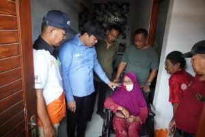 Subandi Serahkan Bantuan Kursi Roda dan Renovasi RTLH di Krian