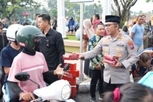 Solid dan Peduli, Forkopimda Sidoarjo Bagikan Ratusan Takjil di Alun-Alun