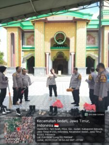 Kapolsek Sedati Pimpin Kerja Bakti Bersih Masjid dan Berbagi Sembako di Jumat Berkah