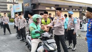 Humanis untuk Masyarakat, Wakapolresta Sidoarjo dan Pejabat Utama Bagikan Ratusan Takjil di Dalam Mako