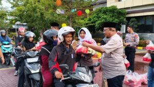 Polresta Sidoarjo dan Mahasiswa Turun ke Jalan, Bagikan 250 Takjil untuk Pengendara