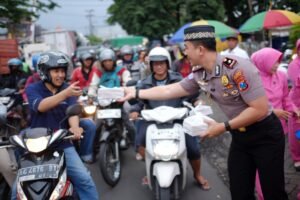 Kapolsek Taman Bersama Bhayangkari dan Anggota Polsek Taman Bagikan Takjil kepada Pengguna Jalan di Jalan Raya Kalijaten