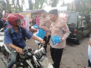 Tebar Kepedulian di Bulan Ramadan, Kapolsek Krian Bersama Bhayangkari Bagikan Takjil kepada Pengguna Jalan