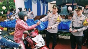 Dikira Razia Tilang, Pengendara di Sidoarjo Justru Dapat Helm Gratis dan Takjil dari Polisi