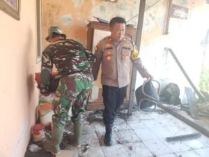 Gotong Royong, Kapolsek Gedangan Pimpin Kerja Bakti Bersihkan Rumah Warga