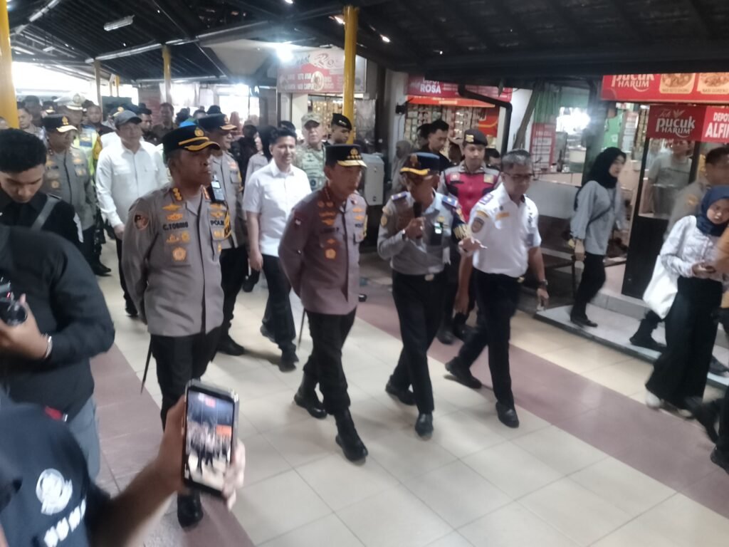 Kapolri Sidak Pos Pelayanan Lebaran Terminal Bungurasih, Pastikan Arus Mudik Aman dan Lancar