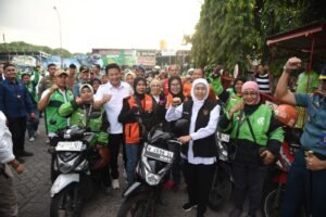 Bupati Sidoarjo Dampingi Gubernur Jatim Bagikan BBM Gratis dan Tinjau Pasar Murah