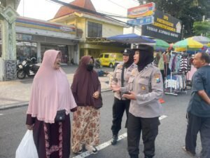 Aksi Humanis.Polwan Polresta Sidoarjo Amankan Car Free Day