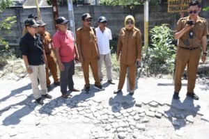 Wabup Sidoarjo Sidak Jalan Rusak di Desa Bohar, Targetkan Perbaikan Bulan Ini