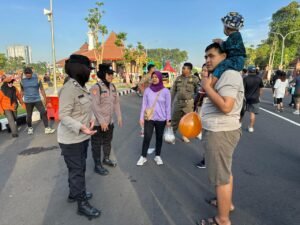 Polwan Polresta Sidoarjo Amankan Car Free Day Alun-alun