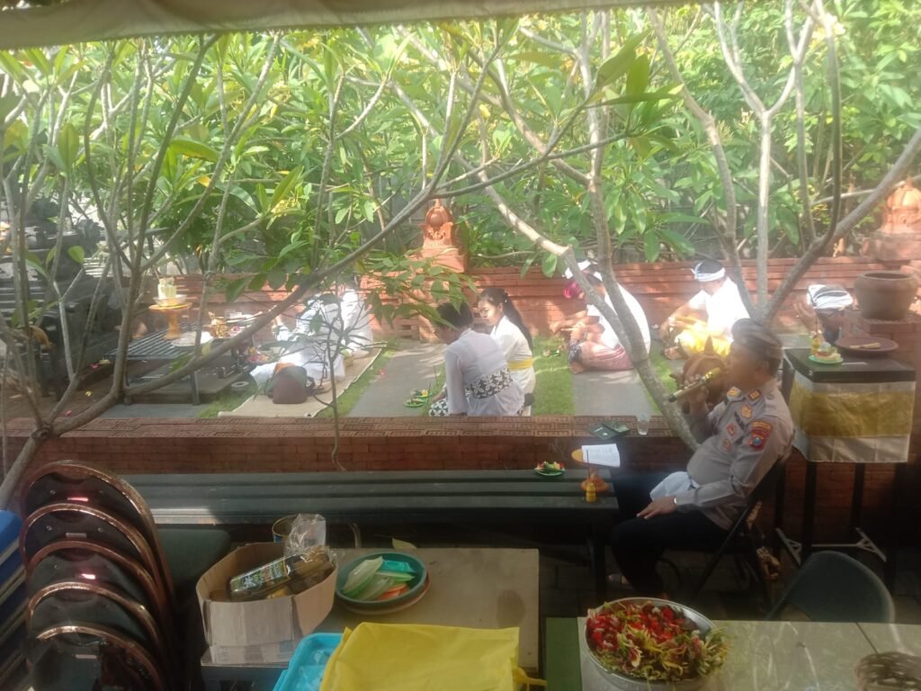 Pura Kertha Bumi Bhayangkara Gelar Ibadah Suci Tilem