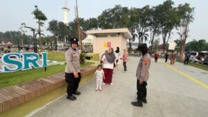 Polwan Polresta Sidoarjo Berikan Pelayanan Humanis di Car Free Day Alun-alun Sidoarjo