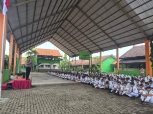 Menanamkan Kesadaran Generasi Muda, Satbinmas Polres pasuruan Lakukan Pembinaan Humanis di SMPN 1 Gempol 
