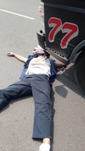Unit Laka Lantas Polsek Gedangan Tangani Kecelakaan di Jalan Raya Ahmad Yani