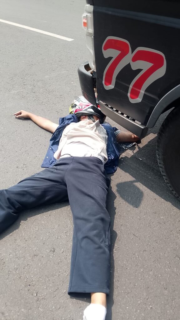Unit Laka Lantas Polsek Gedangan Tangani Kecelakaan di Jalan Raya Ahmad Yani