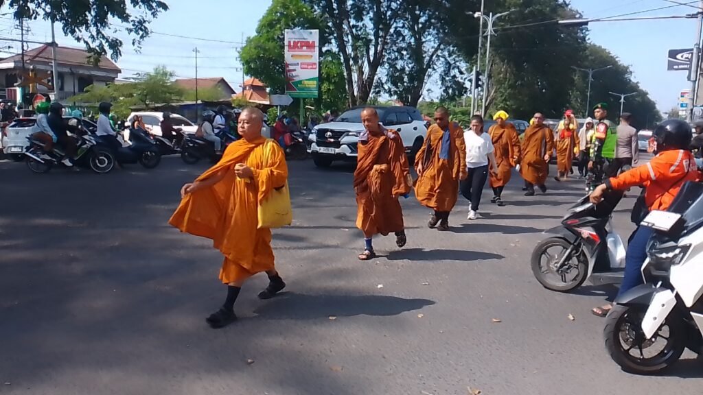 Satlantas Polresta Sidoarjo bersama Polsek dan Koramil Gedangan Laksanakan PAM Pengamanan 51 Biksu Lintas Negara