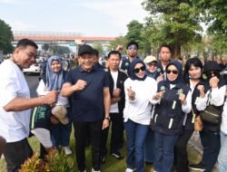 Bupati dan Wakil Bupati Sidoarjo Kompak Tanam Pohon Pucuk Merah