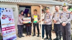 Kapolres Pasuruan Blusukan ke Rumah Warga Kurang Mampu di Lumbang, Salurkan Bansos dan Layanan Kesehatan Gratis