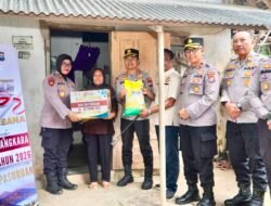Kapolres Pasuruan Blusukan ke Rumah Warga Kurang Mampu di Lumbang, Salurkan Bansos dan Layanan Kesehatan Gratis