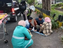 Polisi Sigap Evakuasi Korban Kecelakaan di Jalan Raya Mangundiprojo Buduran