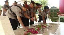 Jelang Hari Bhayangkara ke-80, Polres Tanjung Perak Ziarah dan Tabur Bunga di Makam Pahlawan WR Supratman