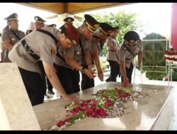 Jelang Hari Bhayangkara ke-80, Polres Tanjung Perak Ziarah dan Tabur Bunga di Makam Pahlawan WR Supratman