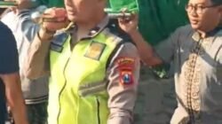 Bhabinkamtibmas Polsek Krian Takziah dan Antar Jenazah Warga