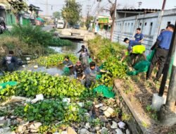 Peduli Kelestarian Lingkungan, Polsek Krian Dukung Aksi Bersih Sungai