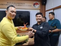 Kasat Narkoba AKP Adik Agus Putrawan Pimpin Tasyakuran UKP, Lima Personel Satresnarkoba Tanjung Perak Resmi Naik Level Karier