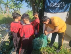 Kompak Peduli Lingkungan, Bersihkan Afvoer di Gedangan