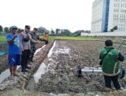 Bhabinkamtibmas Ketegan Kawal Tanam Padi Modern, Dukung Ketahanan Pangan Nasional