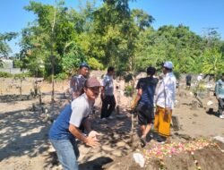 Peduli Warga Berduka, Anggota Polsek Krian Hadir Takziah