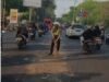 Peduli Keselamatan, Polisi Sigap Tangani Tumpahan Solar di Jalan Raya Buduran