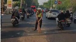 Peduli Keselamatan, Polisi Sigap Tangani Tumpahan Solar di Jalan Raya Buduran
