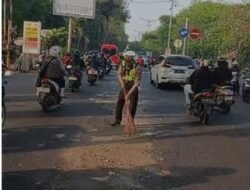 Peduli Keselamatan, Polisi Sigap Tangani Tumpahan Solar di Jalan Raya Buduran