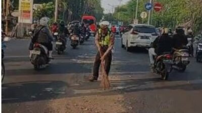 Peduli Keselamatan, Polisi Sigap Tangani Tumpahan Solar di Jalan Raya Buduran