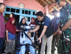 Bupati Subandi Berikan Bantuan Kursi Roda untuk Anak Difabel, Orang Tuanya Senang