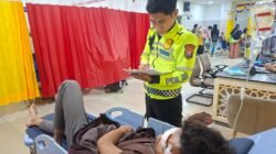 Adu Banteng di Jalan Raya Waru, Dua Pengendara Motor Terluka dan Dilarikan ke Rumah Sakit
