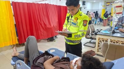 Adu Banteng di Jalan Raya Waru, Dua Pengendara Motor Terluka dan Dilarikan ke Rumah Sakit