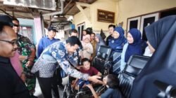 Bupati Subandi Hadir Langsung, Berikan Bantuan Kursi Roda bagi Warga