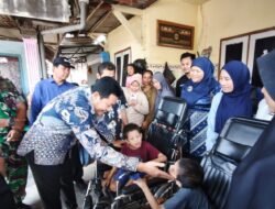 Bupati Subandi Hadir Langsung, Berikan Bantuan Kursi Roda bagi Warga