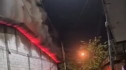 Kebakaran Pabrik Rokok di Kedungcangkring, AKP Nanang Mulyono Sigap Kerahkan Anggota dan Dalami Kerugian