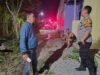 Polisi Bersama Masyarakat Padamkan Karhutla di Lahan Tebu Desa Popoh