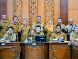 Bupati Subandi Minta Banjir, Jalan Rusak, hingga Sampah di Tulangan Ditangani