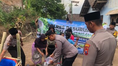 Polres Pasuruan Salurkan Air Bersih untuk Warga Terdampak Karhutla