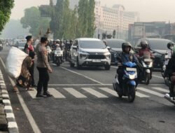 Tak Hanya di Kantor, Bidkum Polda Jatim Turun ke Jalan Wujudkan Polisi Bersama Masyarakat