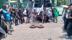 Soroti Proyek SDN Wonokasian 1, Massa Demo Dispendik Sidoarjo Tuntut Evaluasi Kepala Sekolah